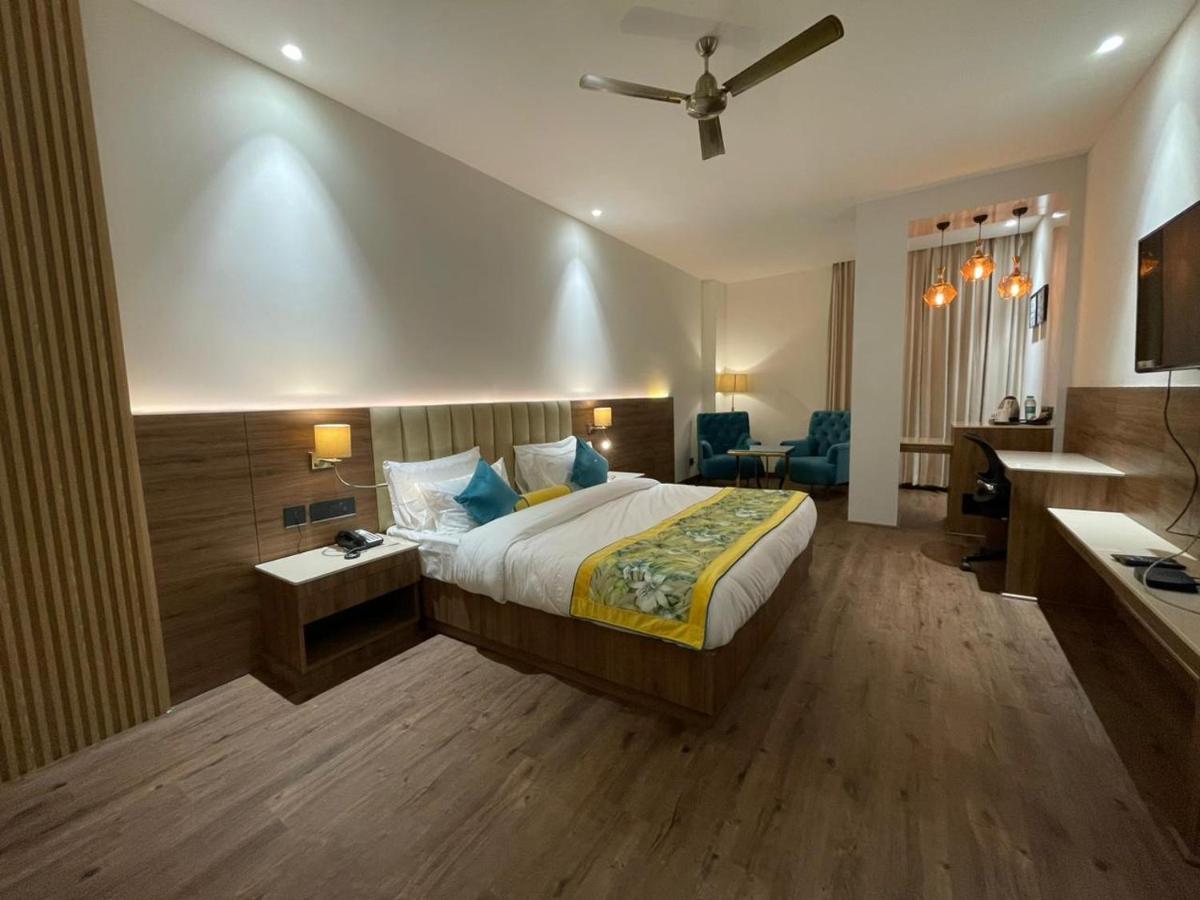 Hotel Casa Divine Izatnagar Eksteriør billede